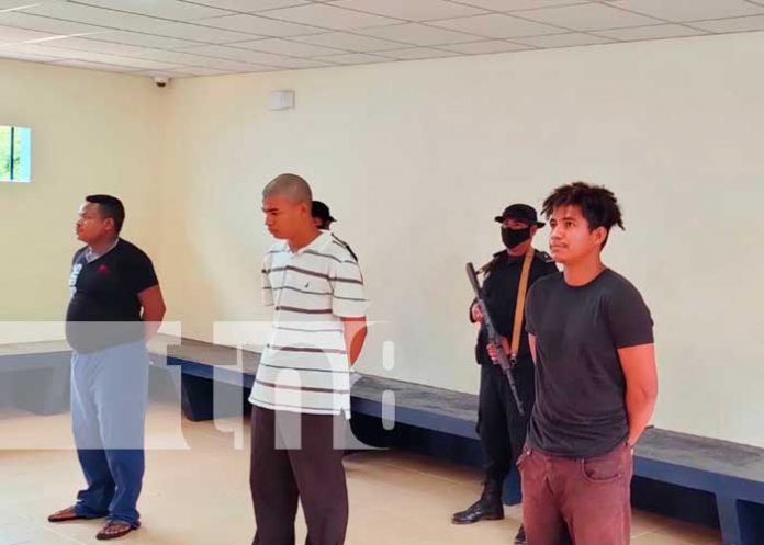 Presentación de delincuentes por la Policía Nacional en Waspam