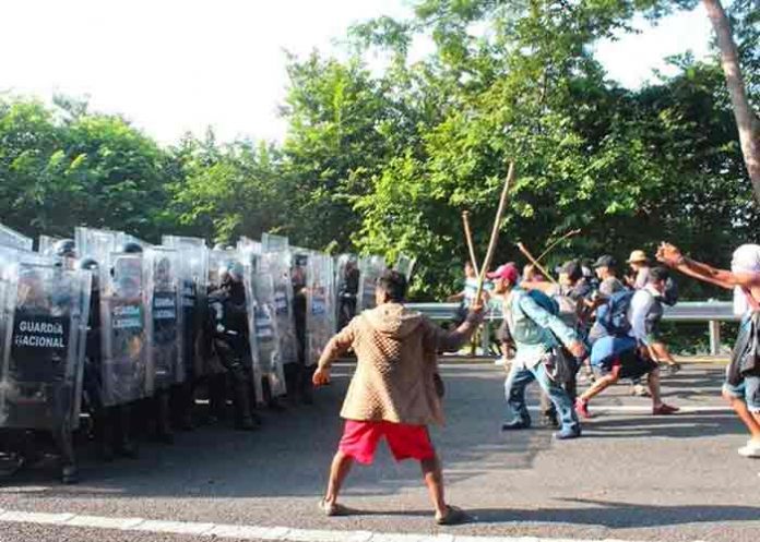 caravana-choca-por La caravana migrantes se enfrenta con Guardia Nacional de México