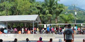Dos caravanas de migrantes se entregan a autoridades mexicanas