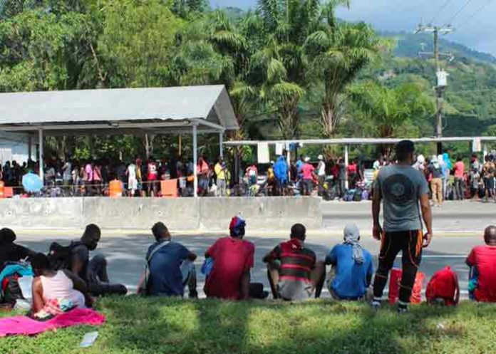 Dos caravanas de migrantes se entregan a autoridades mexicanas