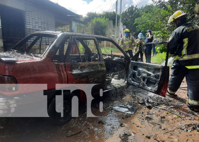 Vehículo termina en chatarra luego de incendiarse en San Judas