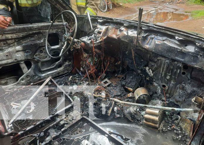 carro-2 Vehículo termina en chatarra luego de incendiarse en San Judas