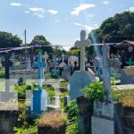 Familias de Managua acuden al Cementerio Oriental a visitar a sus deudos Ambiente en el Cementerio Oriental, en Managua