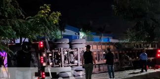 Explosión de llanta provoca vuelco de rastra en el sector de la Robelo, Managua