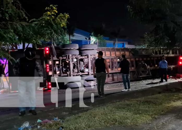 Explosión de llanta provoca vuelco de rastra en el sector de la Robelo, Managua