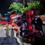 Explosión de llanta provoca vuelco de rastra en el sector de la Robelo, Managua