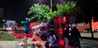 Explosión de llanta provoca vuelco de rastra en el sector de la Robelo, Managua