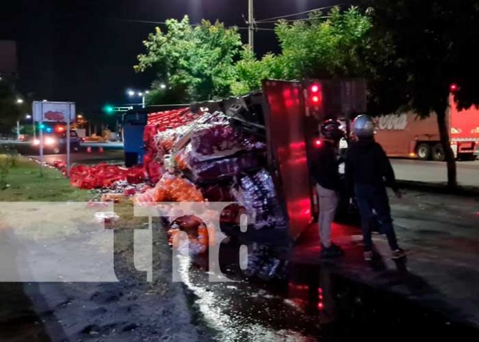 Explosión de llanta provoca vuelco de rastra en el sector de la Robelo, Managua