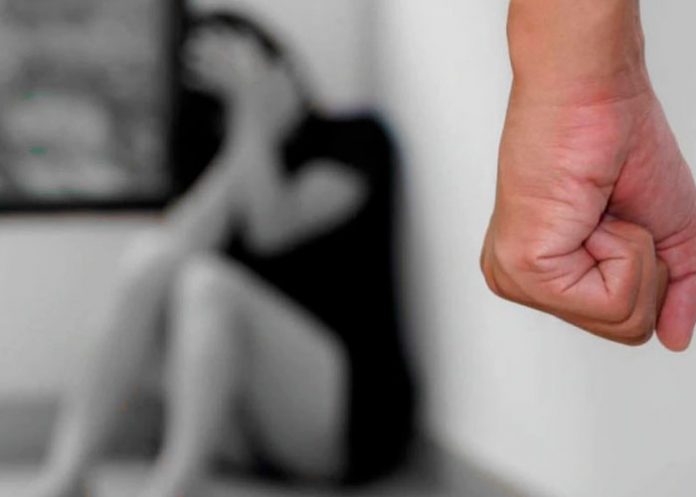 ¡Insólito! Mujer golpeada por su expareja es condenada a prisión en Colombia
