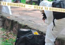 Hallan cadáver con un cartel que decía «Violador de niños» en Colombia Hallan cadáver con un cartel que decía "Violador de niños" en Colombia