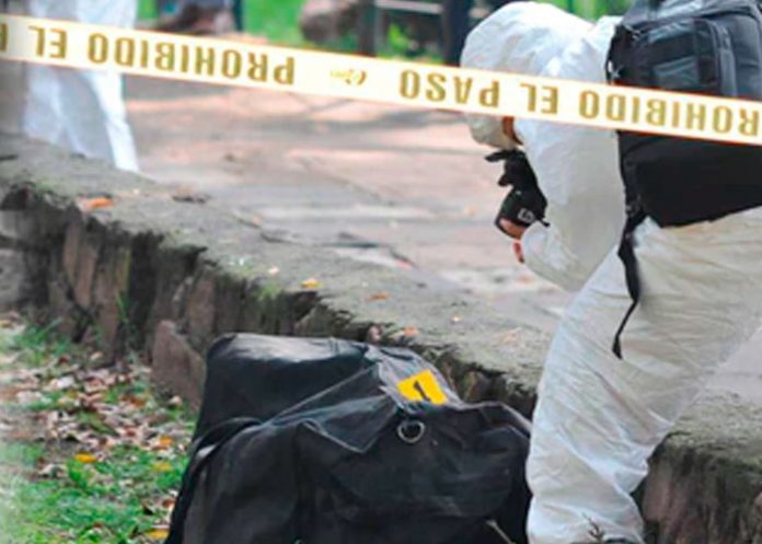 Hallan cadáver con un cartel que decía 