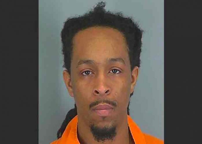 EE.UU: padre es condenado por dejar morir a su hija en un auto en llamas