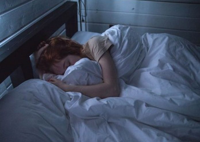 Dormir antes de las 10 pm o después de las 11 aumenta riesgo de infarto