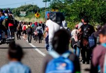 Recién nacido muere en brazos de su madre en la frontera de Estados Unidos Recién nacido muere en brazos de su madre migrante en la frontera de EE.UU.