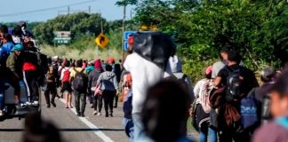 Recién nacido muere en brazos de su madre migrante en la frontera de EE.UU.