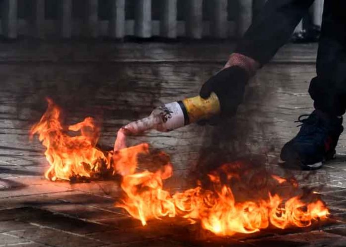 Arrestan a hombre tras arrojar una bomba molotov en una tienda en Nueva York