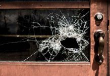Bala perdida atraviesa ventana y asesina a joven que cenaba en su casa