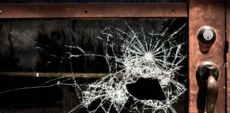 Bala perdida atraviesa ventana y asesina a joven que cenaba en su casa