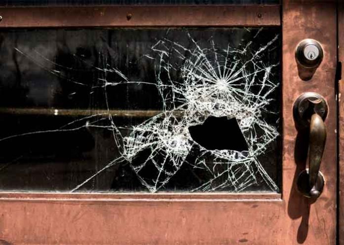 Bala perdida atraviesa ventana y asesina a joven que cenaba en su casa