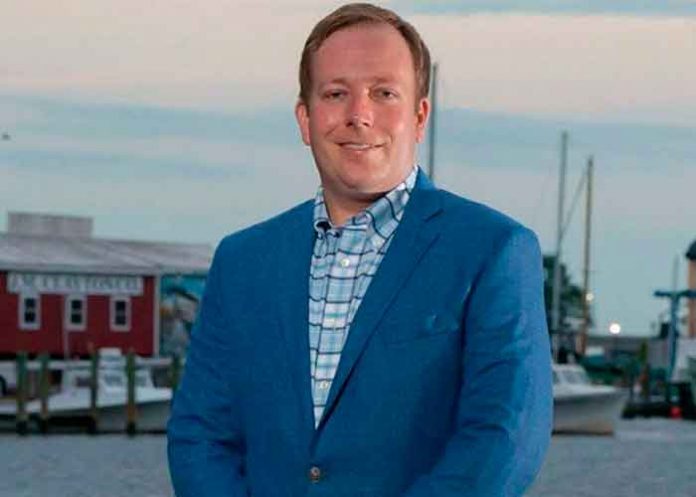 Arrestan a un alcalde de Estados Unidos acusado de 50 cargos de pornografía