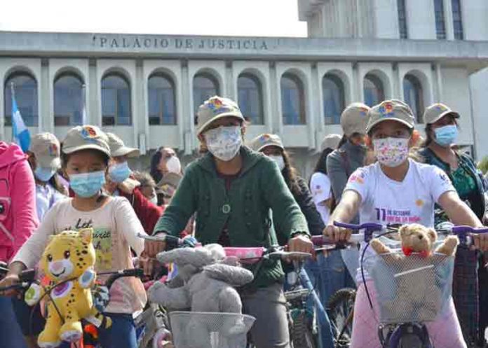 Cientos marchan en Guatemala 
