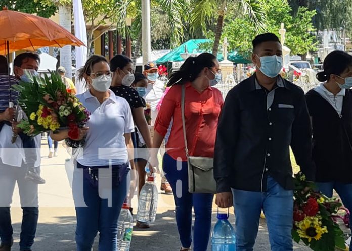 Variedad de flores se vendieron en los camposantos de Nicaragua