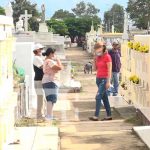 Familias de Granada visitan a sus deudos el 2 de noviembre