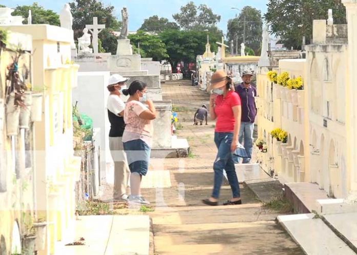 Familias de Granada visitan a sus deudos el 2 de noviembre