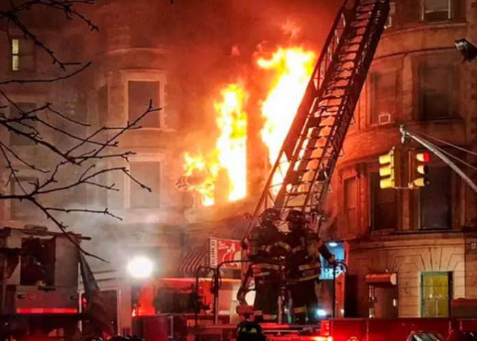 Mueren atrapados en voraz incendio una familia guatemalteca en Nueva York