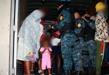 Encuentran a 54 migrantes haitianos en un camión en Guatemala Autoridades de Guatemala hallan a 54 migrantes haitianos en un camión