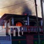 Fuerte incendio arrasa con vivienda en El Crucero, Managua Incendio en una vivienda de dos plantas en El Crucero, Managua