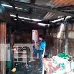 Aparente cortocircuito arrasa con dos habitaciones en un barrio de Managua Incendio en una vivienda de Managua
