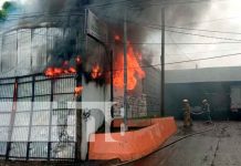 Trabajo para controlar incendio en una bodega de Managua