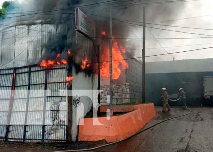 Trabajo para controlar incendio en una bodega de Managua