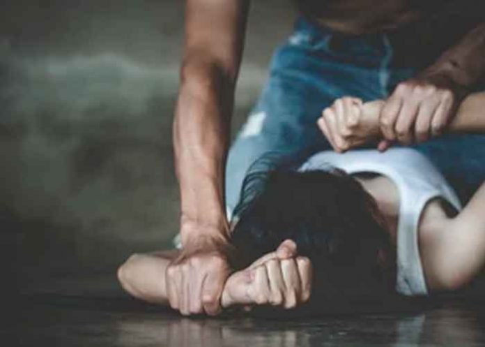 ¡Indignante! Cientos de hombres en la India abusaron sexualmente a una joven