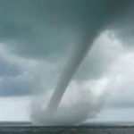 ¿El fin del mundo se acerca? Captan apocalíptica tromba marina en Italia ¿El fin del mundo se acerca? Captan impresionante tromba marina en Italia