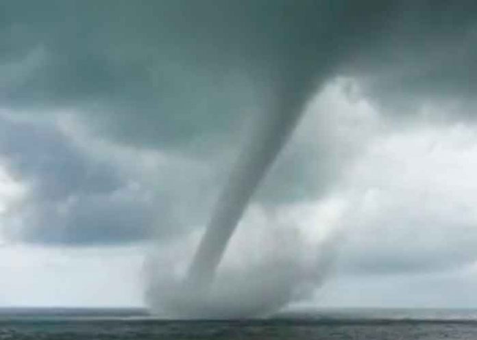 ¿El fin del mundo se acerca? Captan impresionante tromba marina en Italia