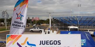 Jóvenes participan en campeonato de carreras con obstáculos