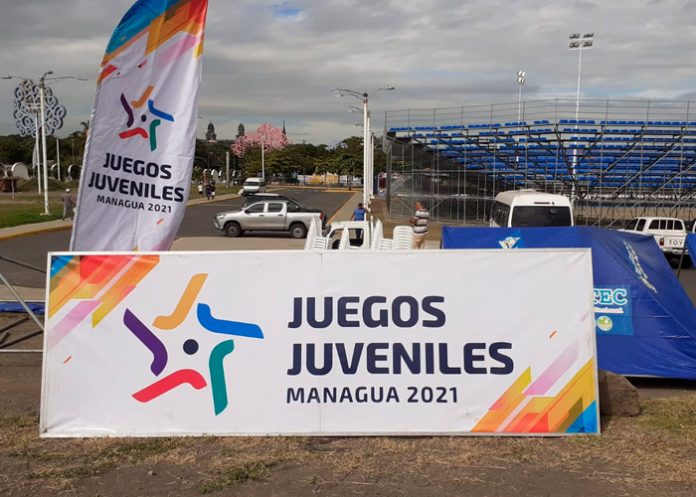 Jóvenes participan en campeonato de carreras con obstáculos