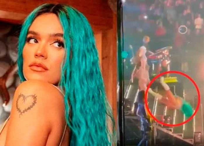 Karol G sufre fuete caída en su concierto en Miami (VIDEO)