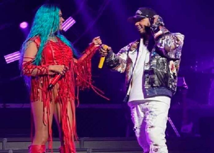 Anuel sorprende a Karol G al aparecer en pleno concierto (VIDEO)