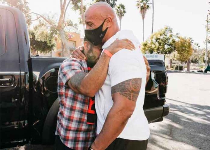 la-roca Emotivo momento en que “La Roca” regala su camioneta a un fan