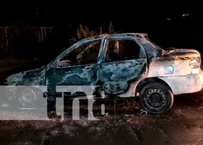 Taxi se consume en llamas