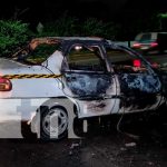 Taxi se consume en llamas y su conductor vive para contarlo Taxi se consume en llamas
