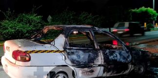 Taxi se consume en llamas