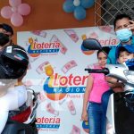 Entregan motos Scooters a fieles jugadoras de La Raspadita en Nicaragua Entrega de motos Scooter por la Lotería Nacional