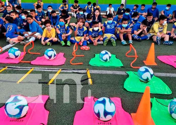 Entrega de material deportivo en Managua