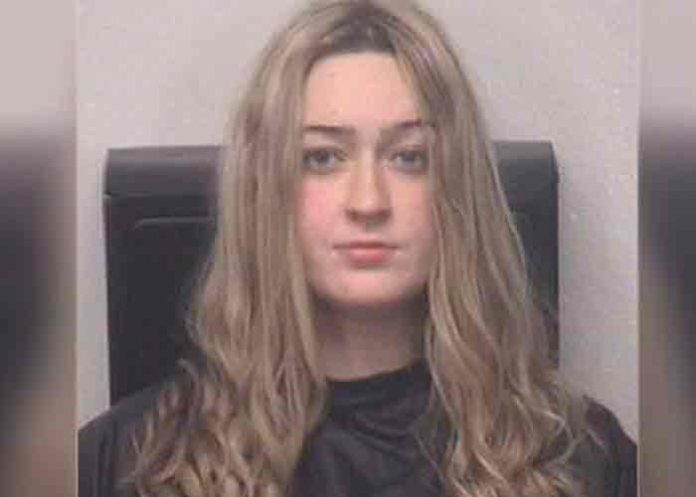 Maestra de EE.UU es arrestada por enviar fotos íntimas a estudiantes