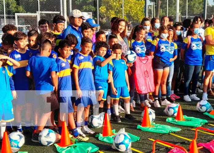Entrega de uniformes deportivos para ligas de fútbol en Managua