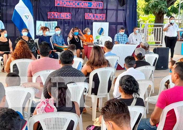 Diplomas para primaria a jóvenes y adultos en Managua